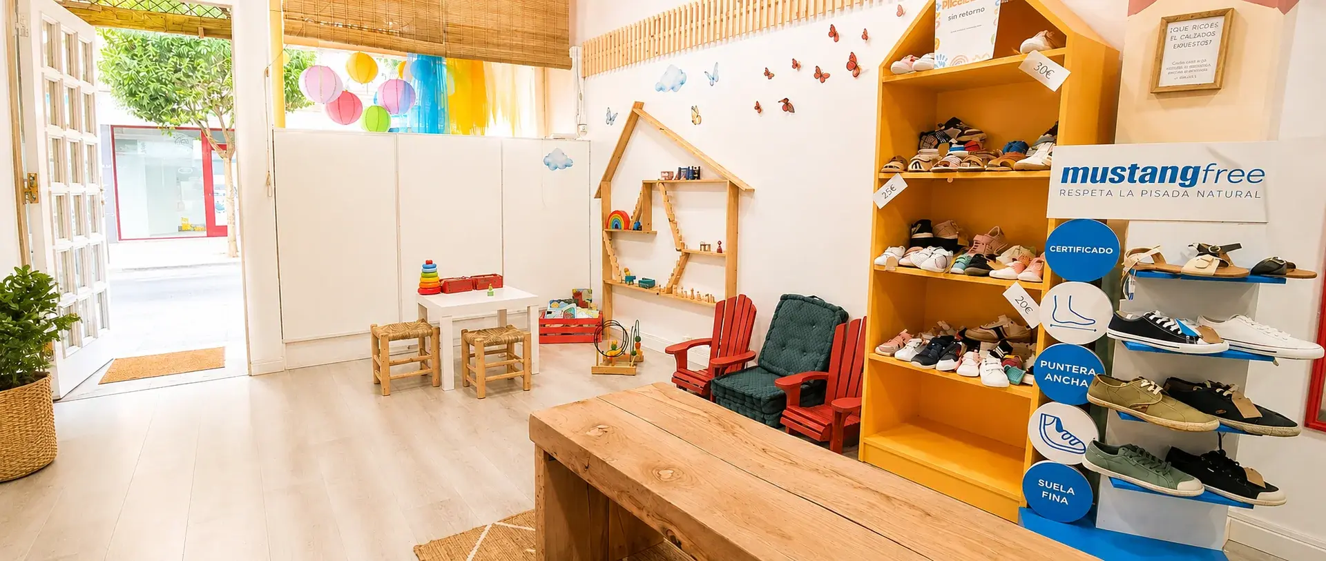 Interior real de Piecitos en Segovia, con zona de juegos y exposición de calzado barefoot